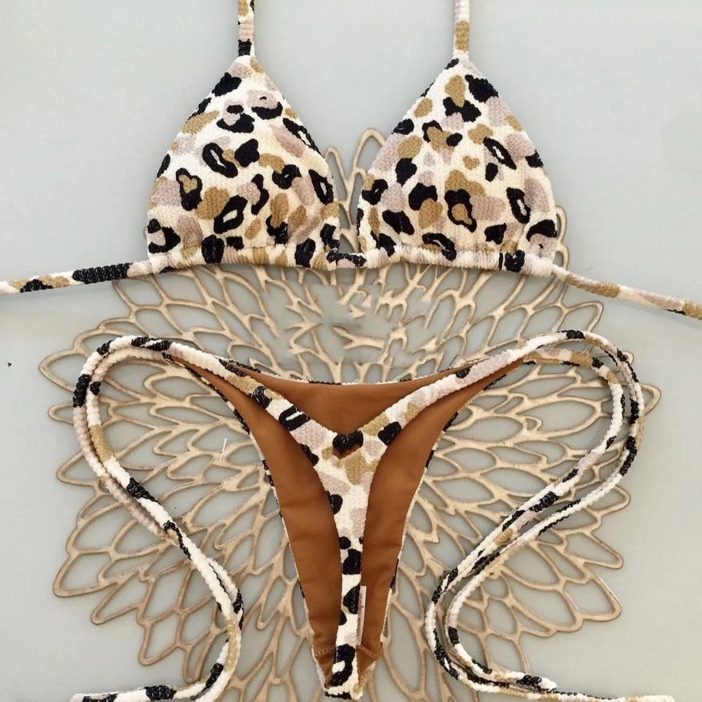 Women's printed bikini swimsuit in quick-dry polyester fabric on a mannequin.