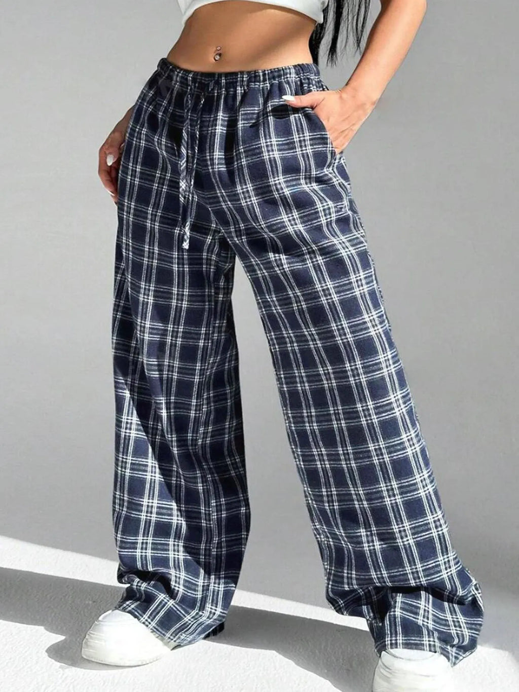Women's casual plaid trousers with drawstring waist and side pockets in polyester fabric