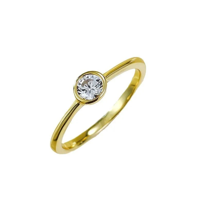 Minimalist crown-shaped silver ring with linear design in R962 gold or platinum finish.
