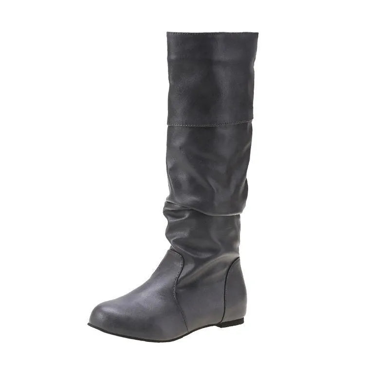 Women's flat heel slip-on boot in artificial PU with high cut and rubber sole.