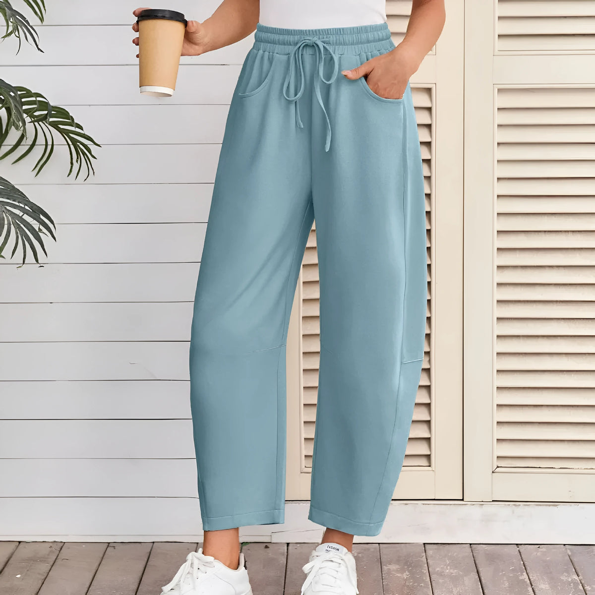 Loose cropped sweatpants with drawstring elastic waistband and side pockets in multiple colour options