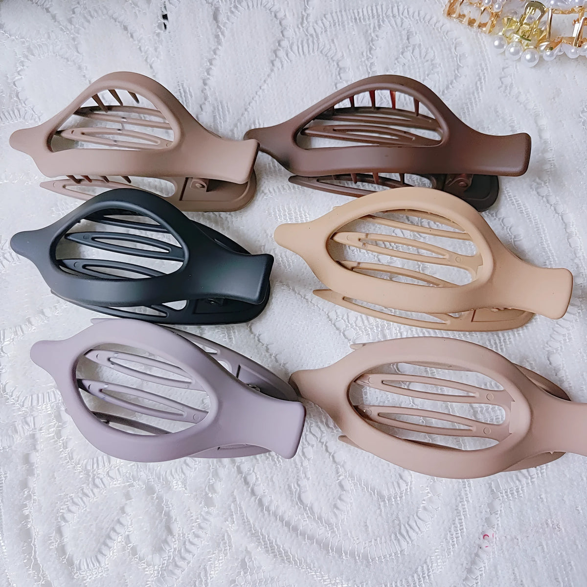 Six nude and rose red plastic hair clips with frosted grip and quadrilateral pointed toe style