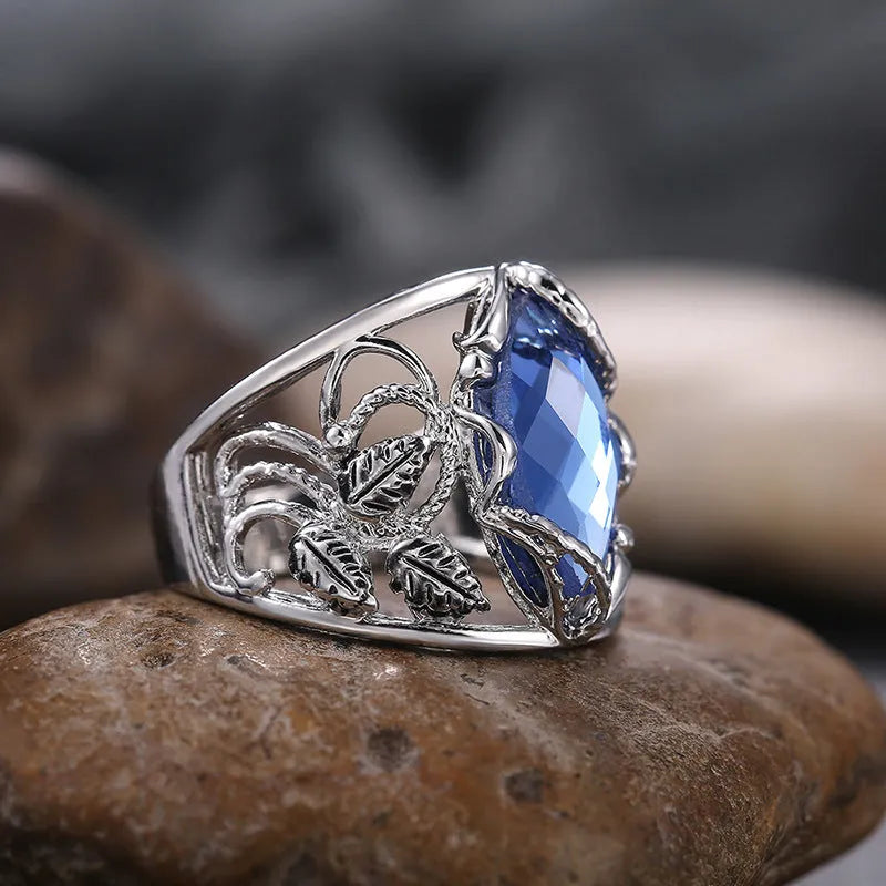 Women's horse eye shaped blue crystal ring in alloy with geometric design