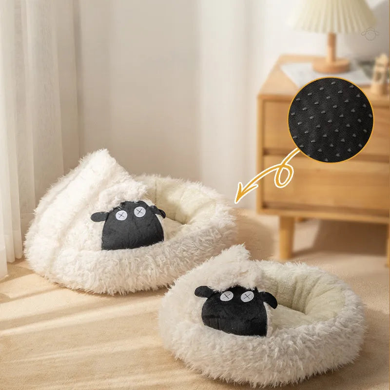 Lamb shape cave cat bed in plush fabric, semi-enclosed round design, sizes S 45x45x13cm and M 53x53x13cm
