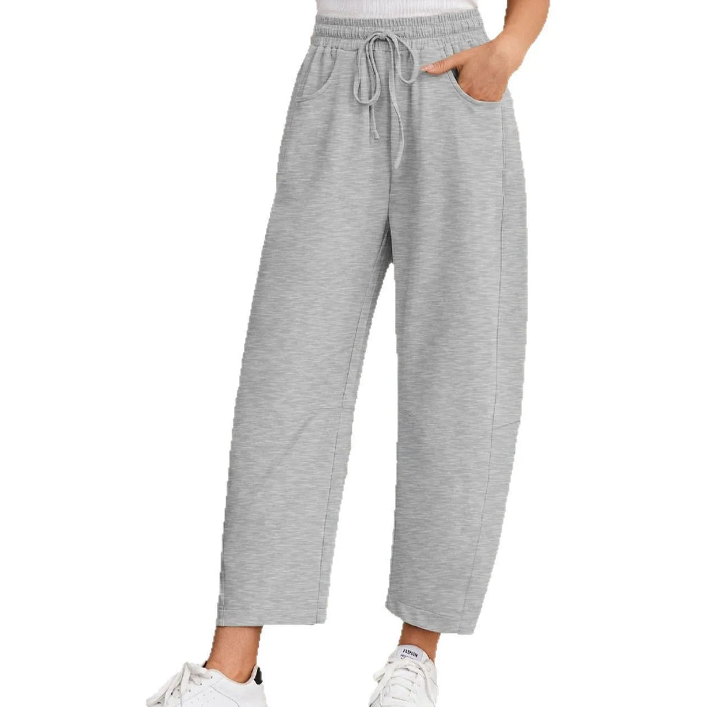 Loose cropped sweatpants with drawstring elastic waistband and side pockets in multiple colour options