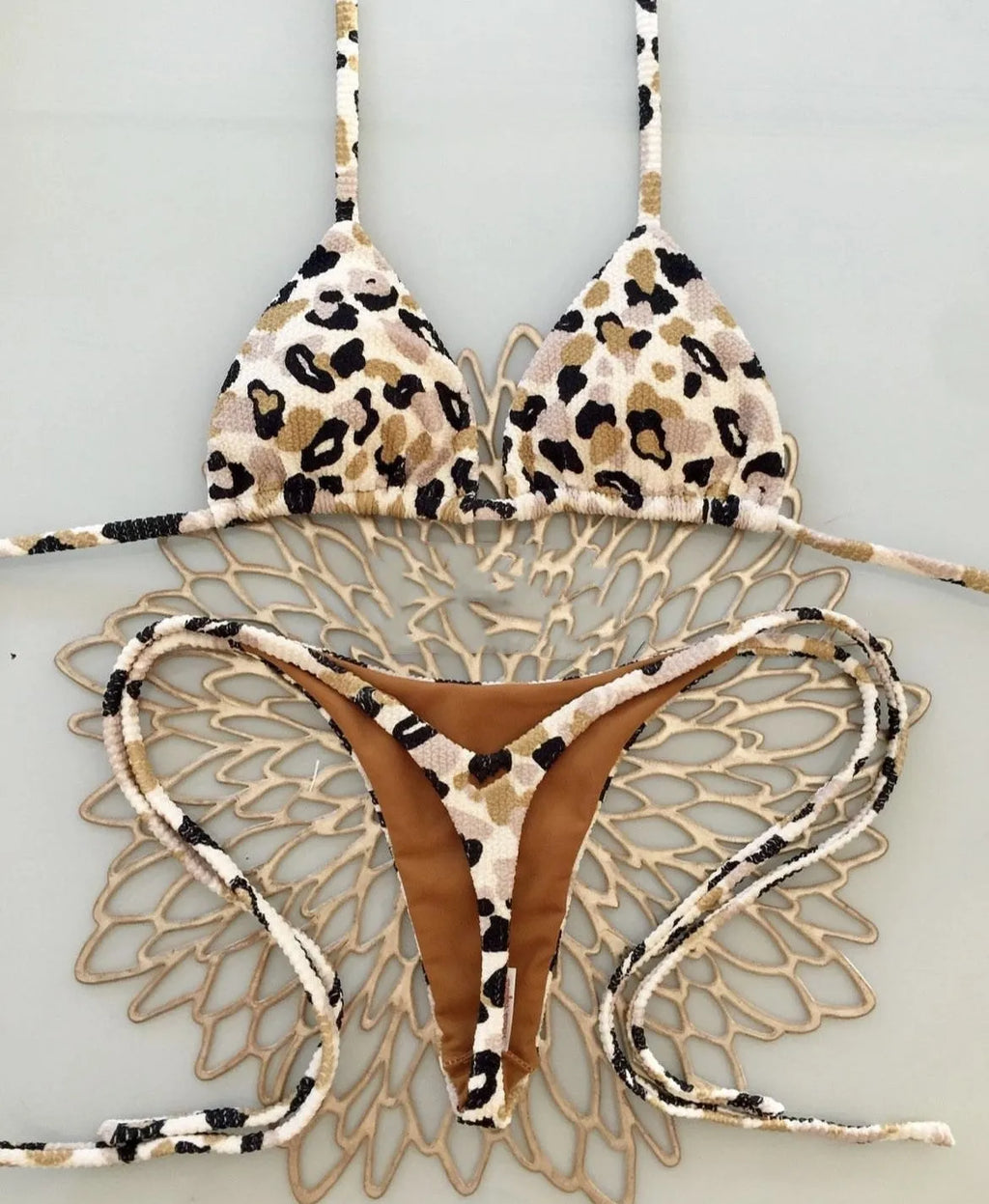 Women's printed bikini swimsuit in quick-dry polyester fabric on a mannequin.