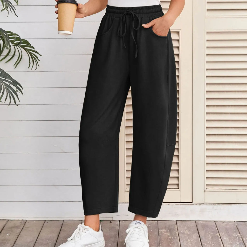 Loose cropped sweatpants with drawstring elastic waistband and side pockets in multiple colour options