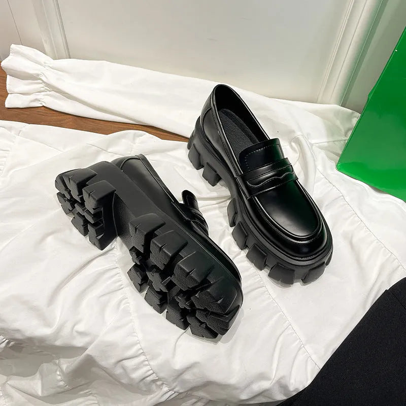 British style wide fit loafers for men and women in patent leather or matte finish with rubber sole.
