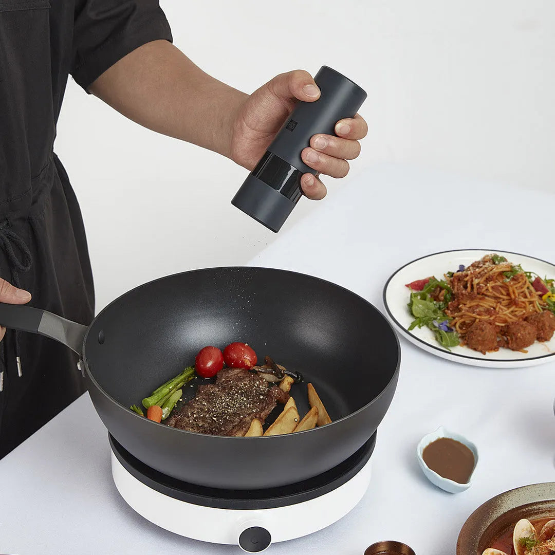 Electric salt and pepper grinder with ceramic mechanism, 51.5×157mm, in white or black for household solid seasonings