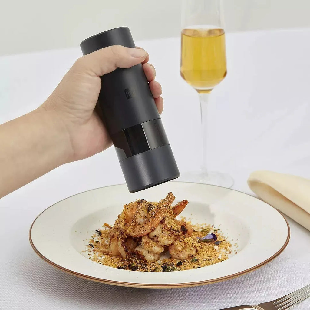 Electric salt and pepper grinder with ceramic mechanism, 51.5×157mm, in white or black for household solid seasonings