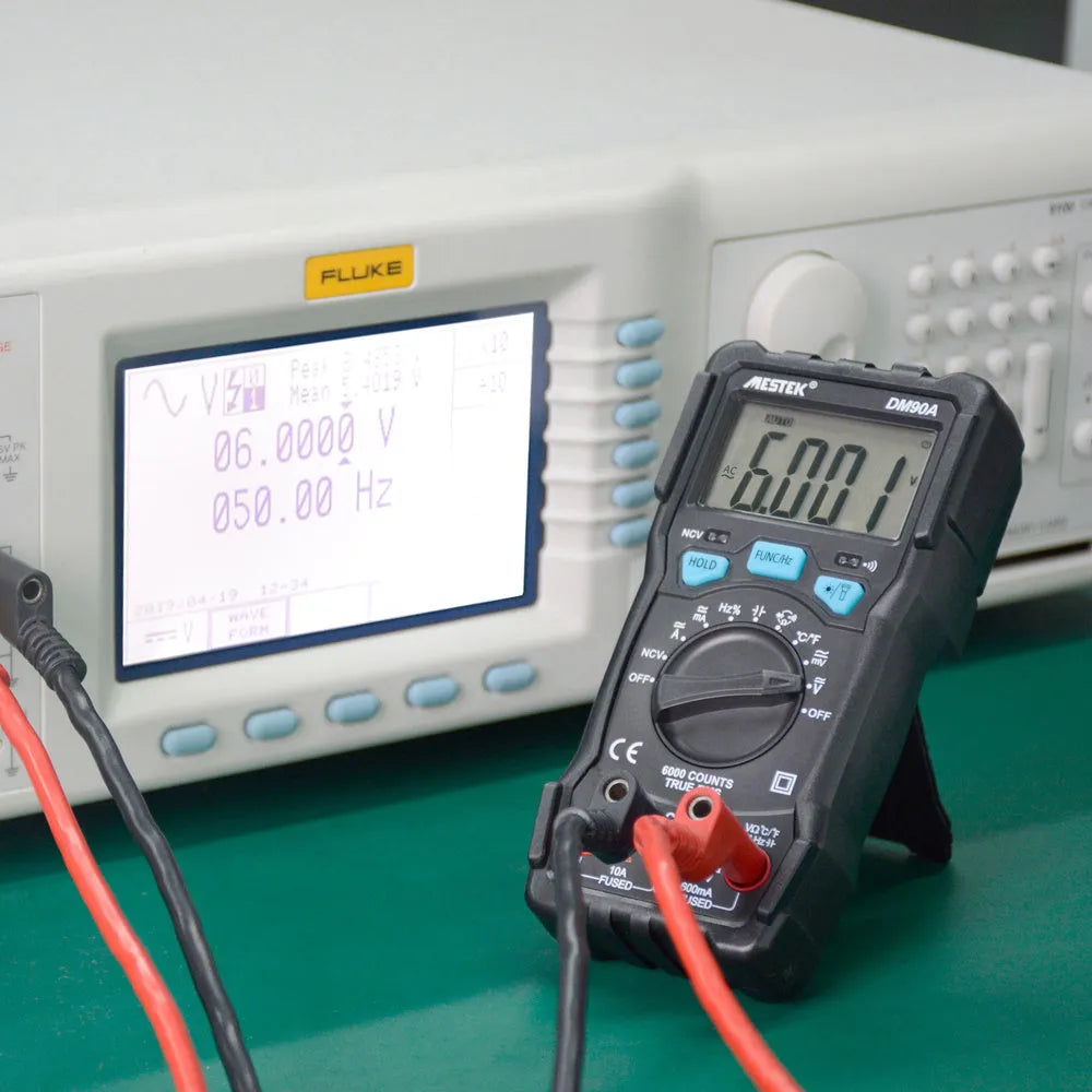 DM90A digital multimeter with automatic ranging and temperature measurement function
