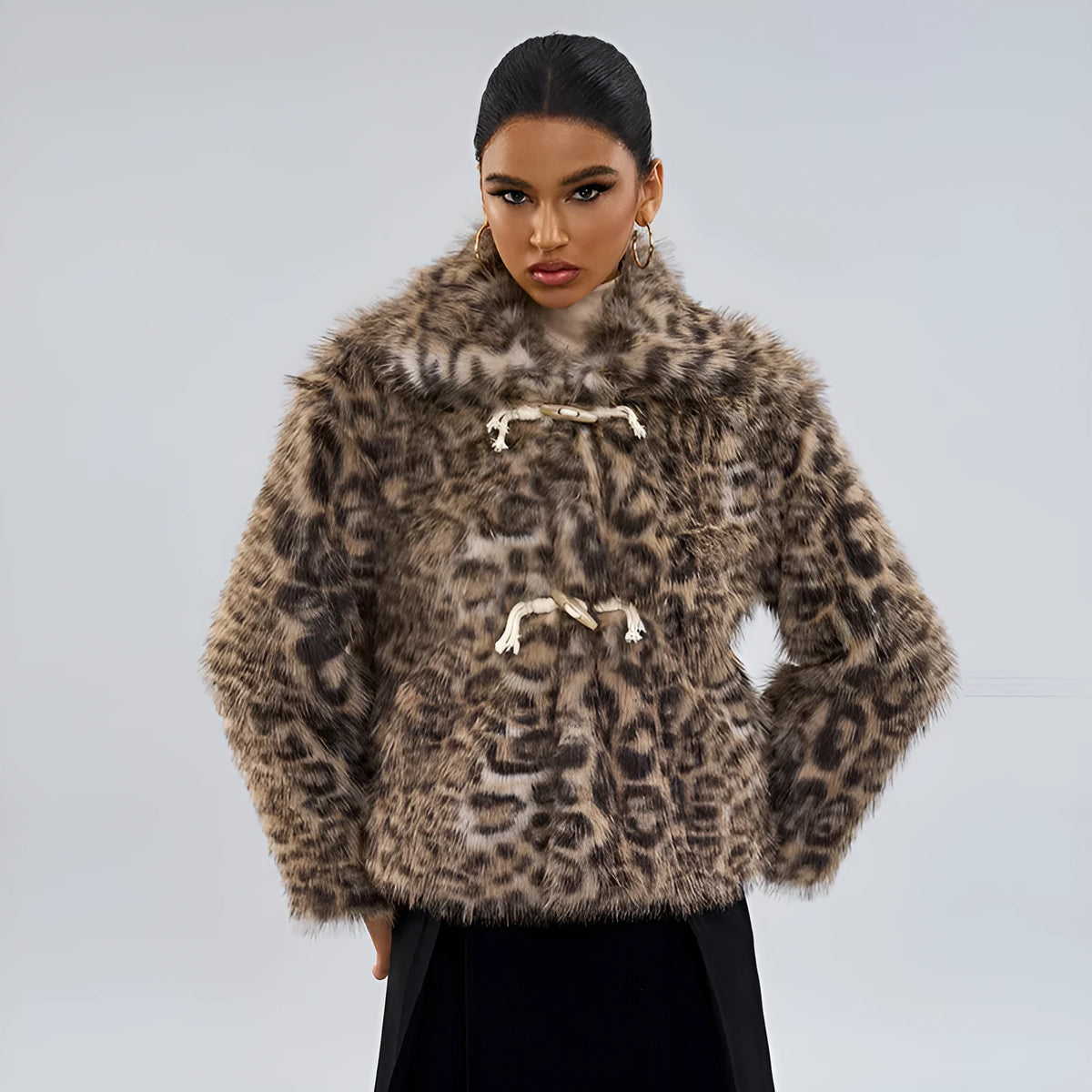 Leopard print women's coat with buckle collar closure and regular sleeves