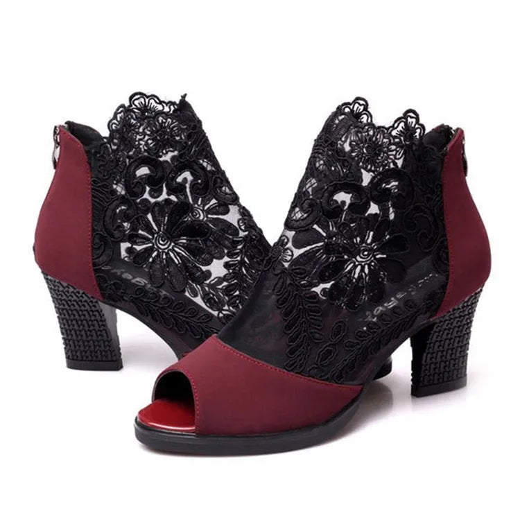 Women's black gladiator sandals with square heel and flower lace design