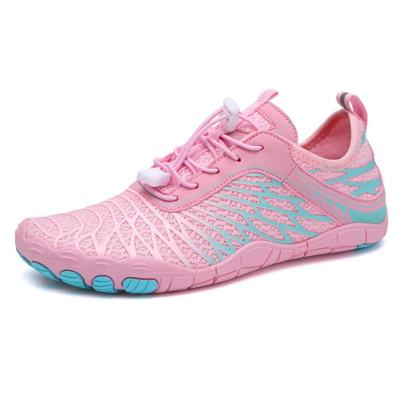 Outdoor lace-up sports shoes in various colours with a rubber outsole and gauze lining.