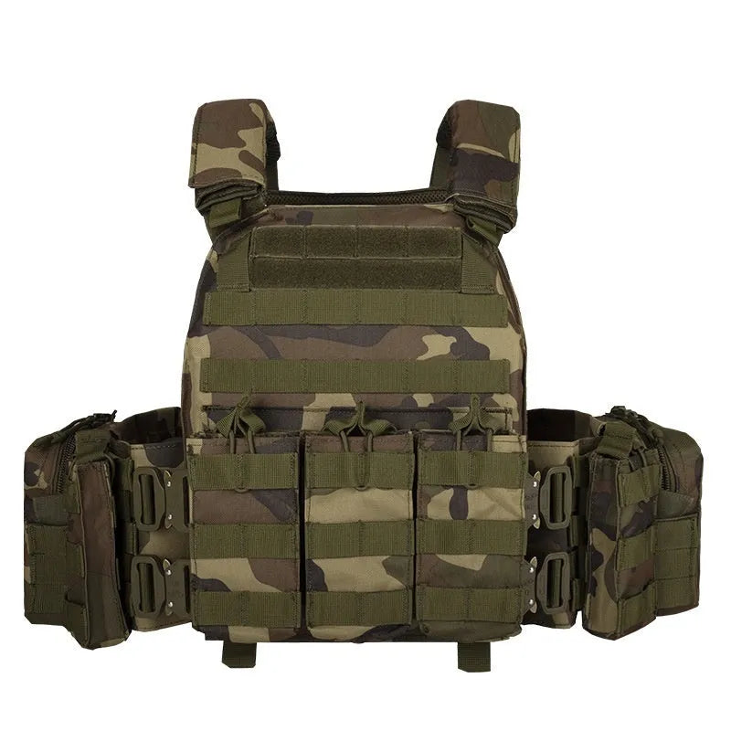 Men's polyester tactical vest in camouflage pattern for outdoor training and shooting sports