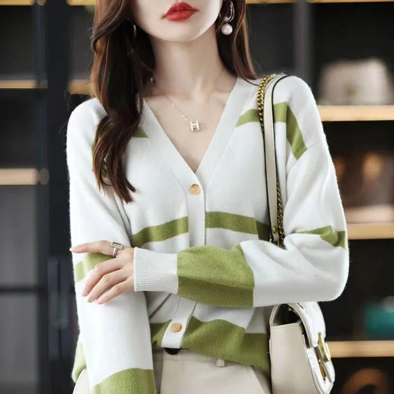 Women's striped V-neck button cardigan with a 3D pattern in a slim fit.