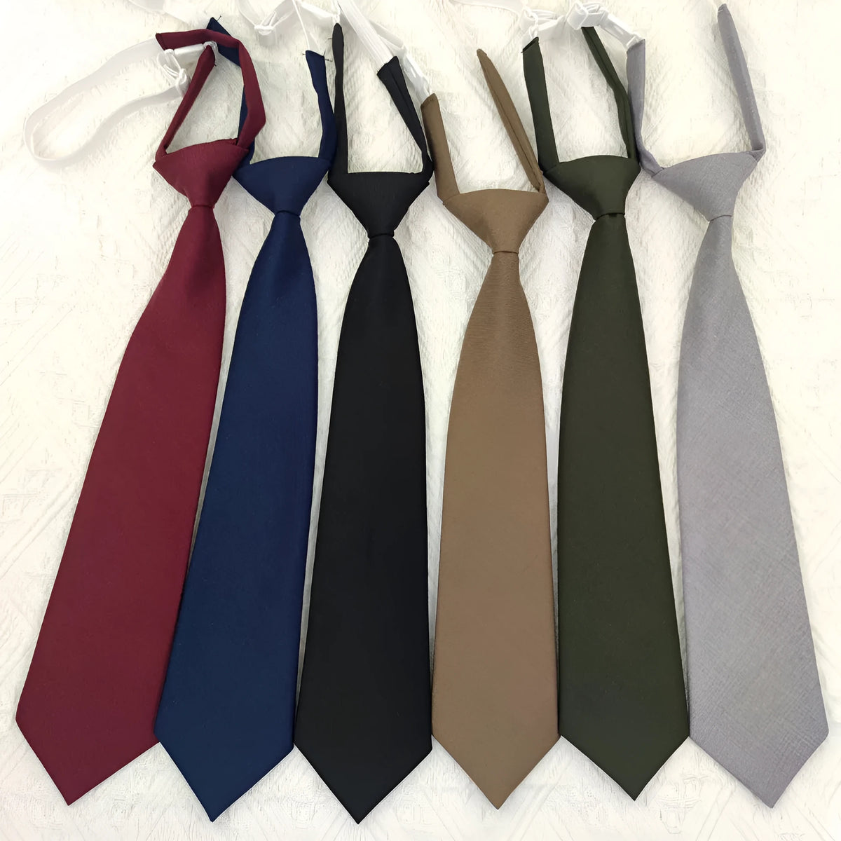 Cotton men's bow tie in navy blue with arrow style design and solid colour finish