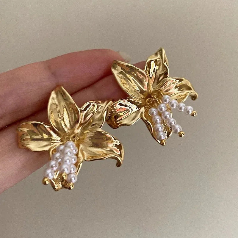 Golden H1795 pearl flower earrings for women with floral design and Seiko-treated metal components.