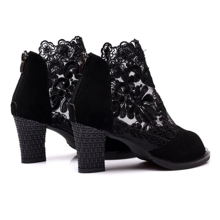 Women's black gladiator sandals with square heel and flower lace design