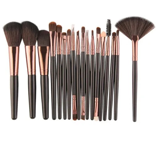 MAANGE 18-piece professional makeup brush set with fan-shaped brushes on a white background.