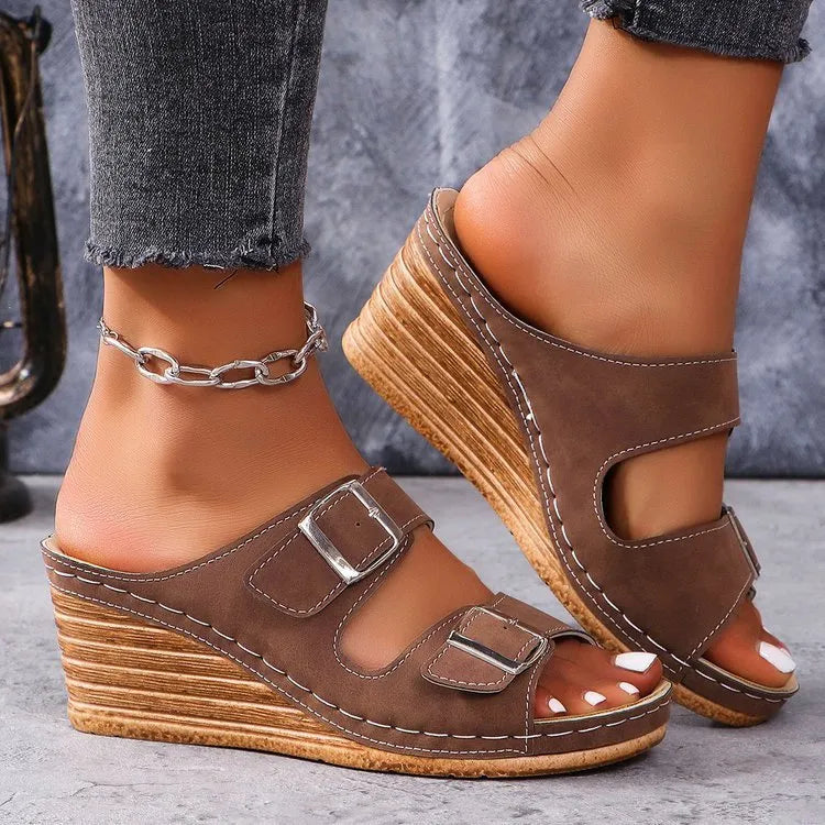 Women's wedge buckle beach slippers in creamy-white, black and maroon colour options
