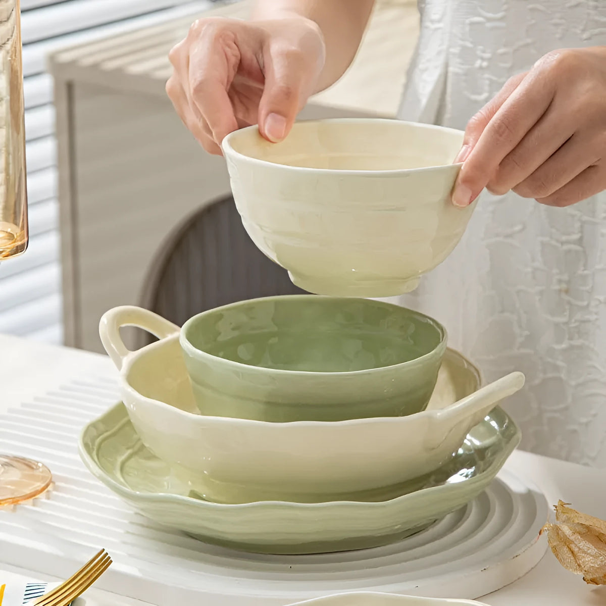 Ceramic seven-piece dinnerware set with solid colour design and modern simple style