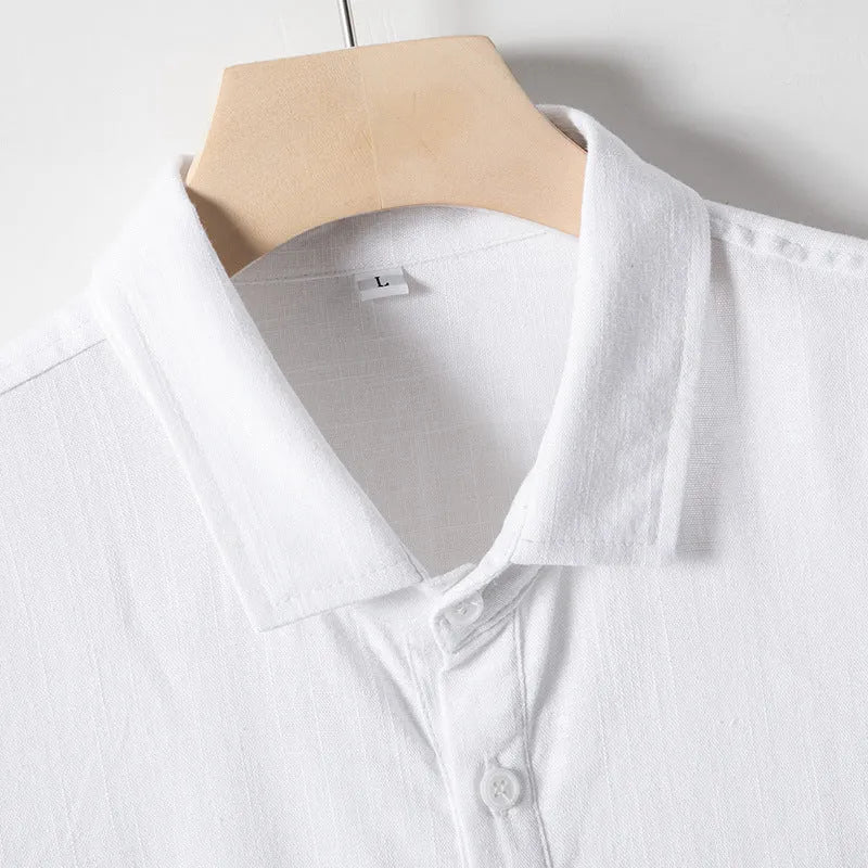 Man modelling a loose-fit linen blend T-shirt in optic linen colour, short sleeves.