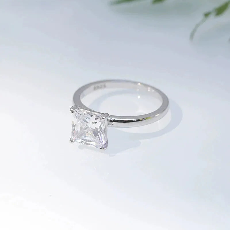 Geometric 925 sterling silver women's ring with round zirconia stone in silver, gold, and rose gold finishes.