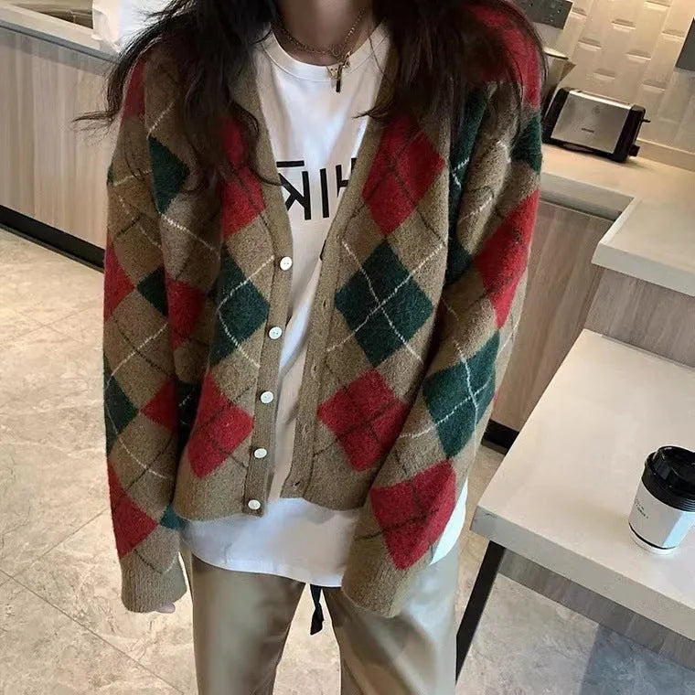 A knitted casual cardigan in a macaron colour, shown in a regular fit with regular-length sleeves.