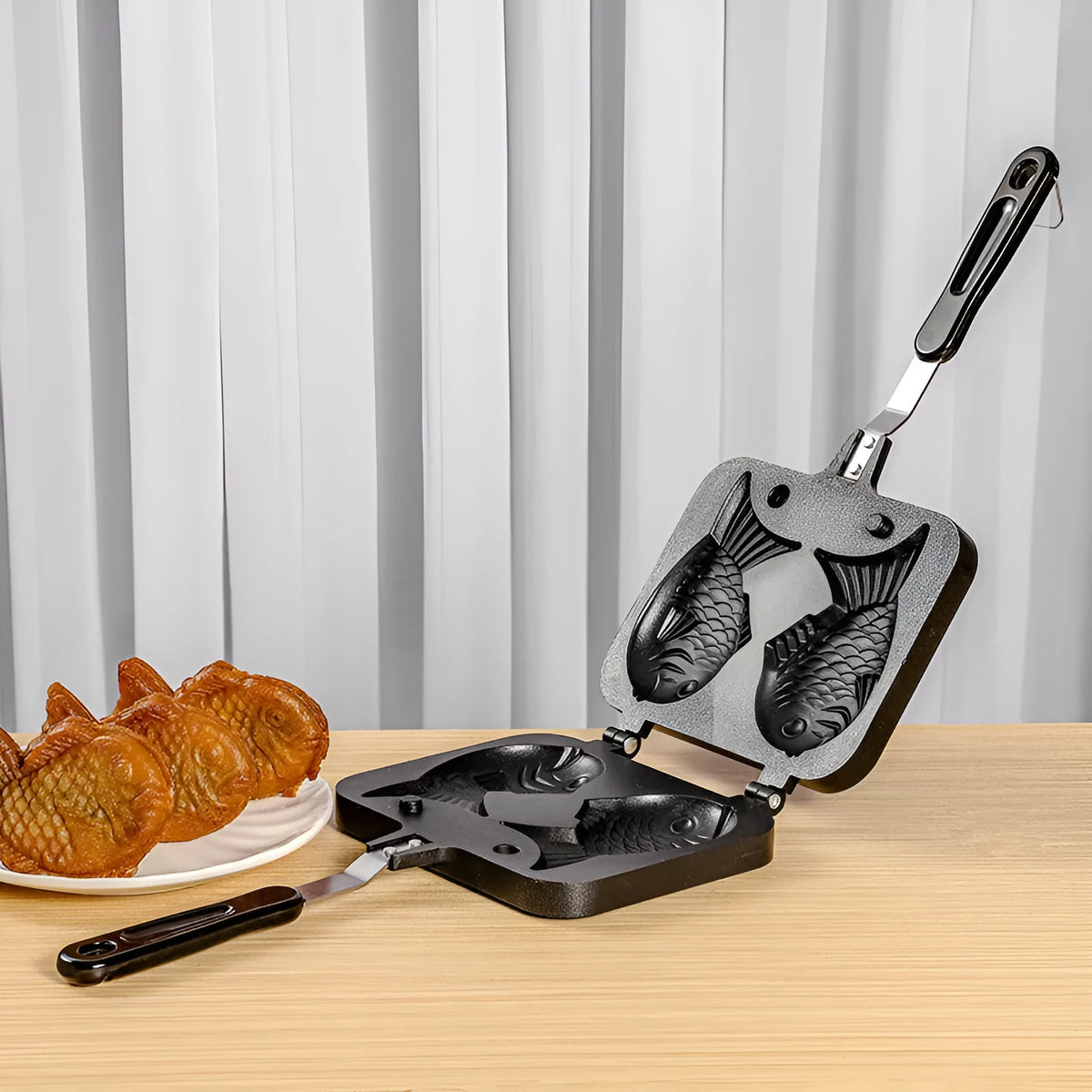 Black aluminium alloy non stick snapper burning mold with irregular sea bream shape for household waffle maker, 37.5 cm x 19 cm x 4 cm packaging.