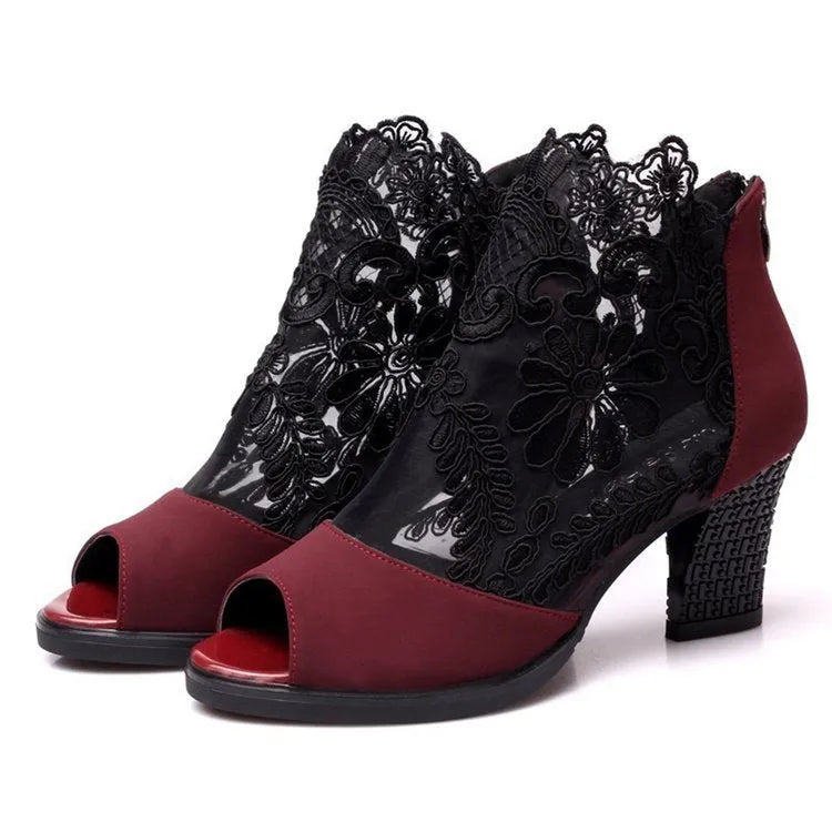 Women's black gladiator sandals with square heel and flower lace design