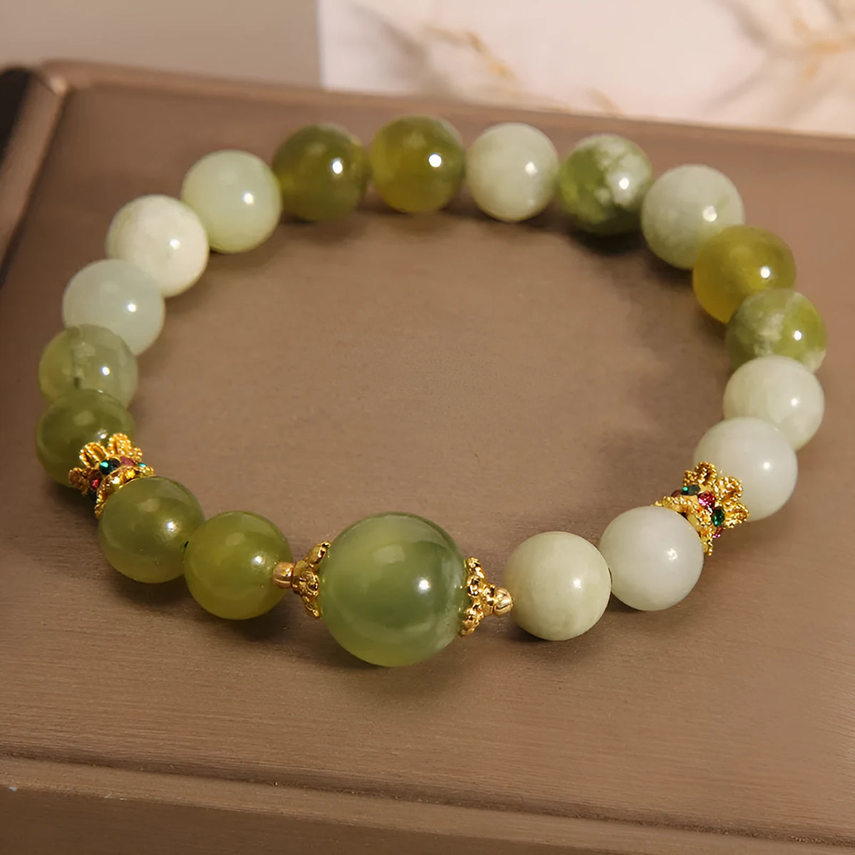 Women's bracelet in Xiuyan jade green colour with original sweet Mori-style design