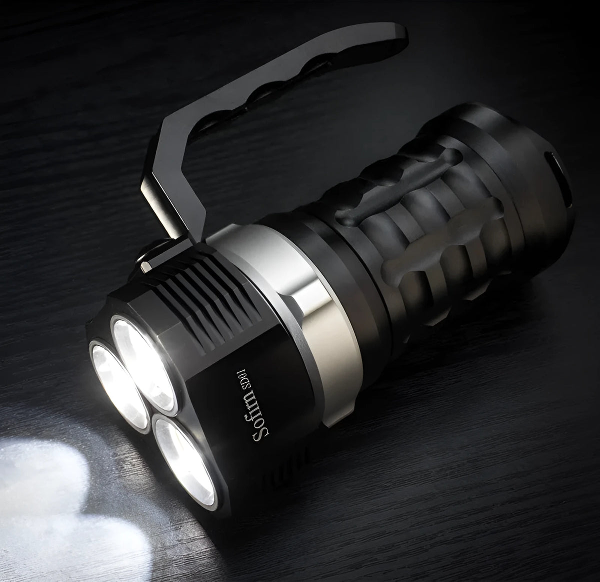 Aluminium alloy super bright diving flashlight with a length of 18cm.