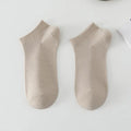 Men's low-cut solid colour polyester boat socks in free size on flat surface