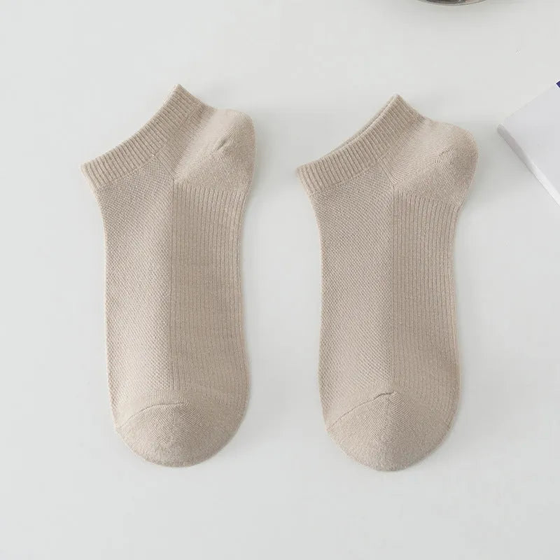Men's low-cut solid colour polyester boat socks in free size on flat surface