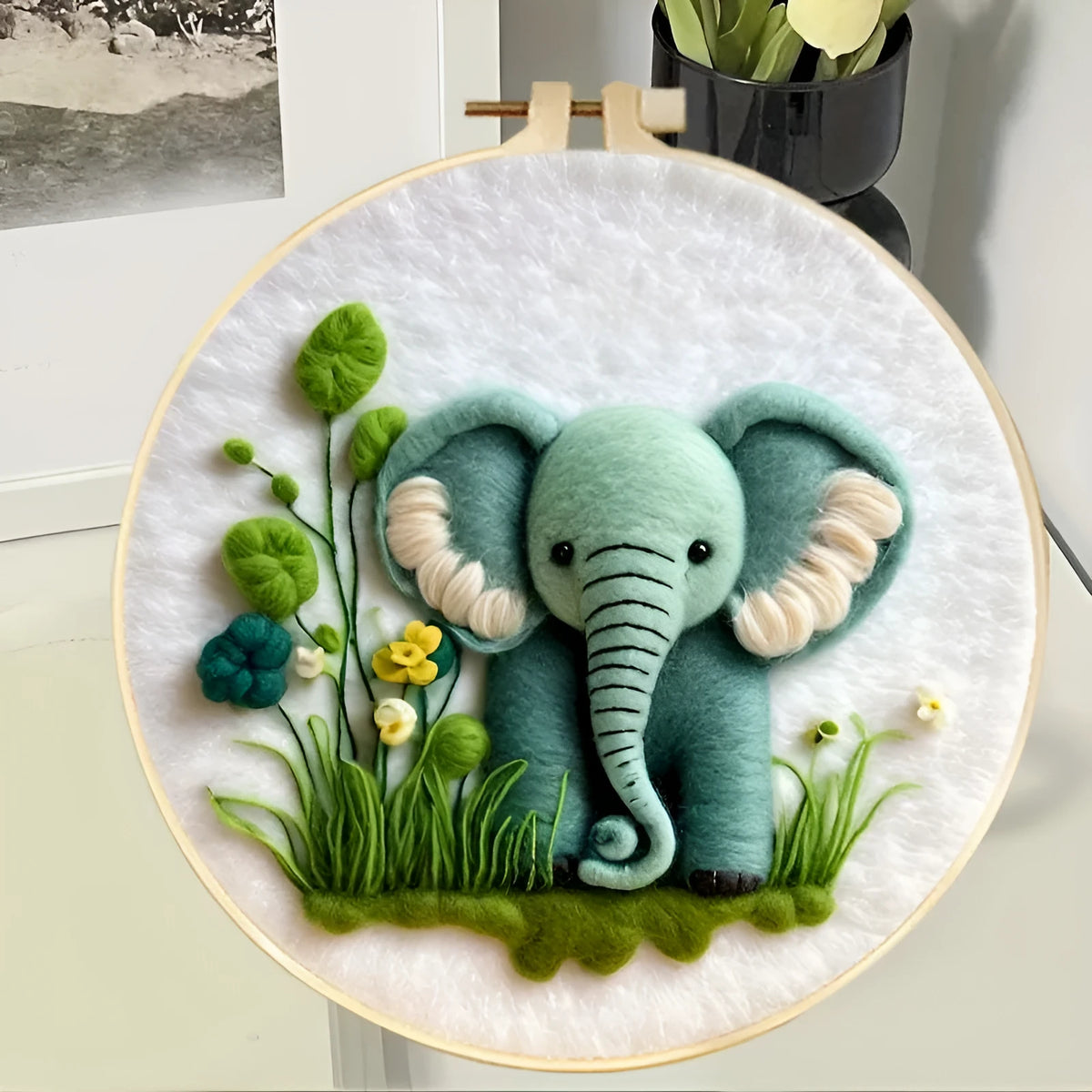 Round linen embroidery kit with wool felt pieces for a 20cm three-dimensional blanket painting project.