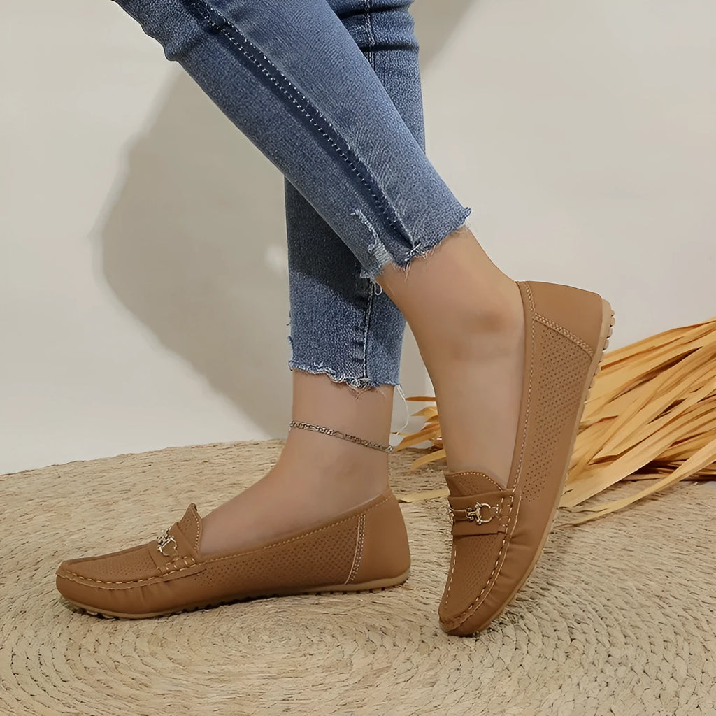 Women's flat casual shoe in solid colour with artificial PU upper, shown in sizes 36-43.