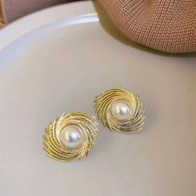 Pearl-coloured flower earrings with vintage styling and irregular elements