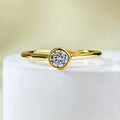 Minimalist crown-shaped silver ring with linear design in R962 gold or platinum finish.
