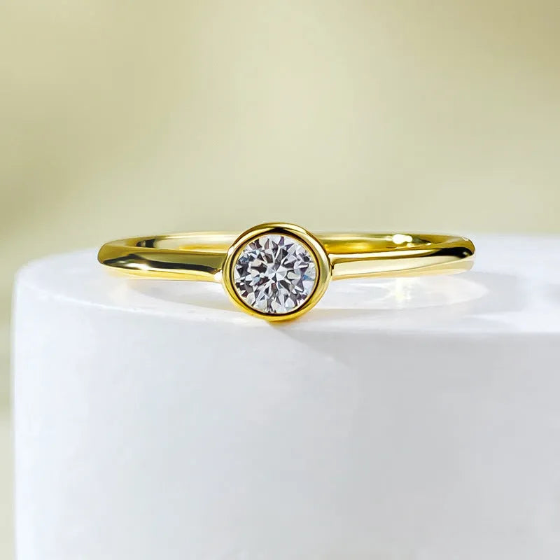 Minimalist crown-shaped silver ring with linear design in R962 gold or platinum finish.