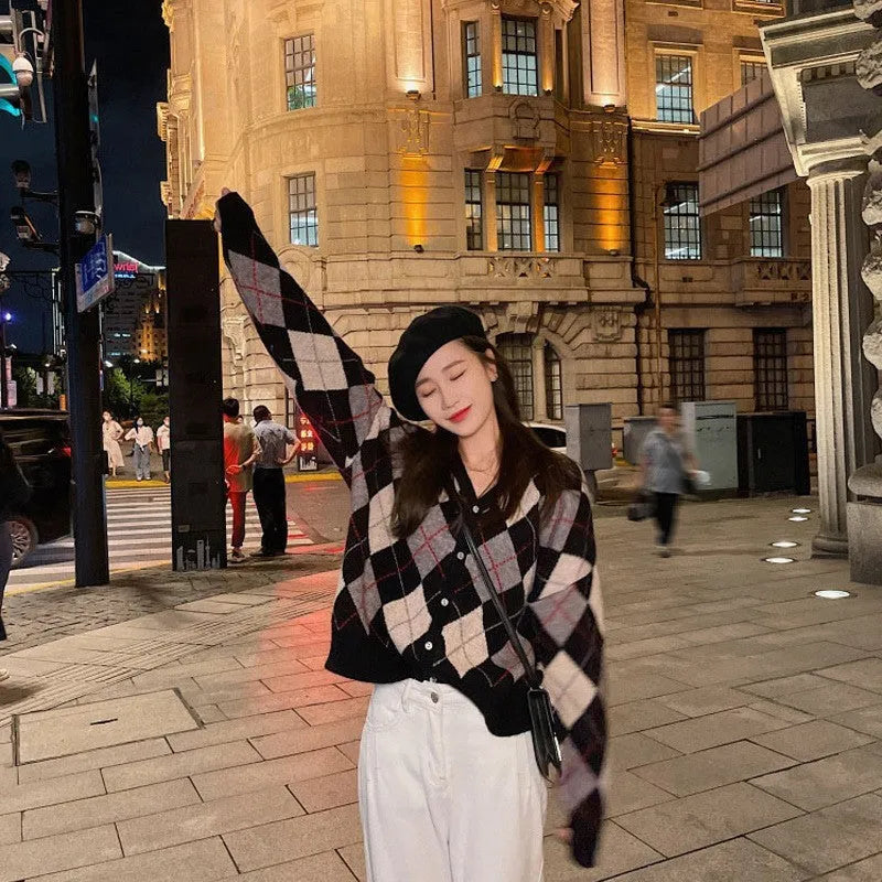 A knitted casual cardigan in a macaron colour, shown in a regular fit with regular-length sleeves.