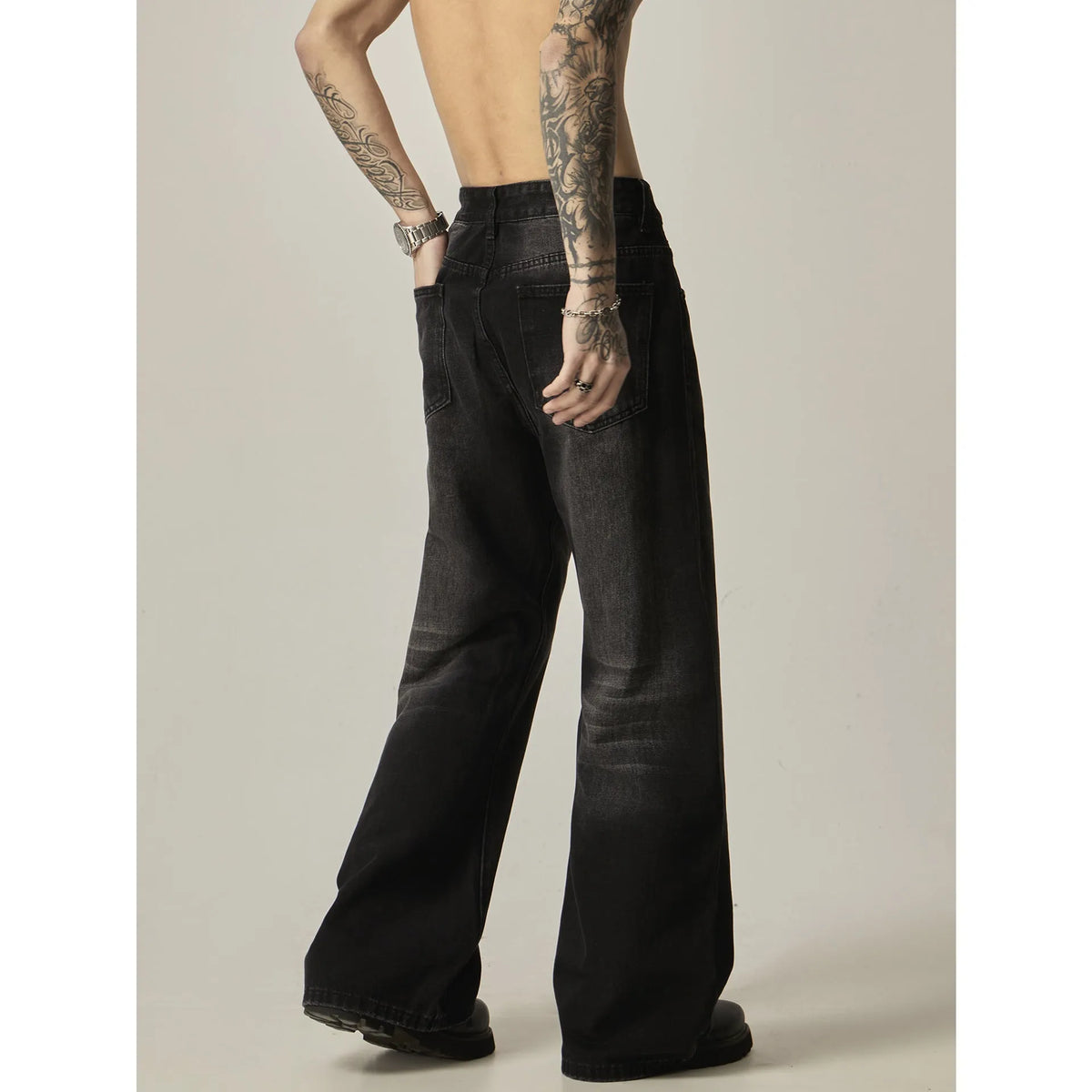 Black loose-fit straight-leg jeans with a zip fly in an American retro style.