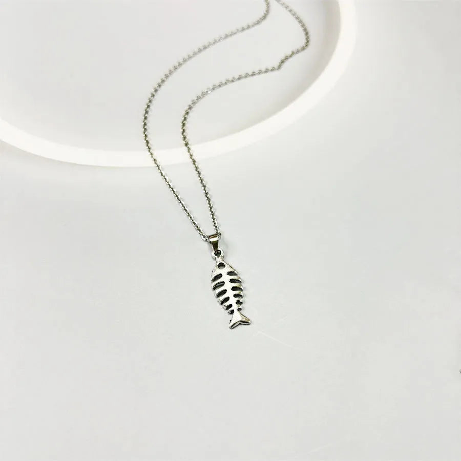 Retro fishbone pendant alloy earrings with O-shaped chain on model