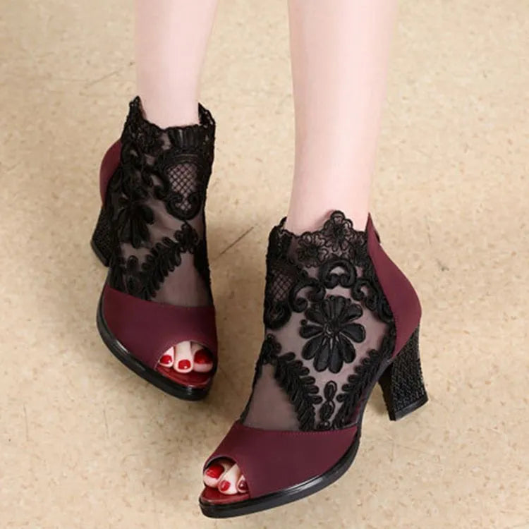 Women's black gladiator sandals with square heel and flower lace design
