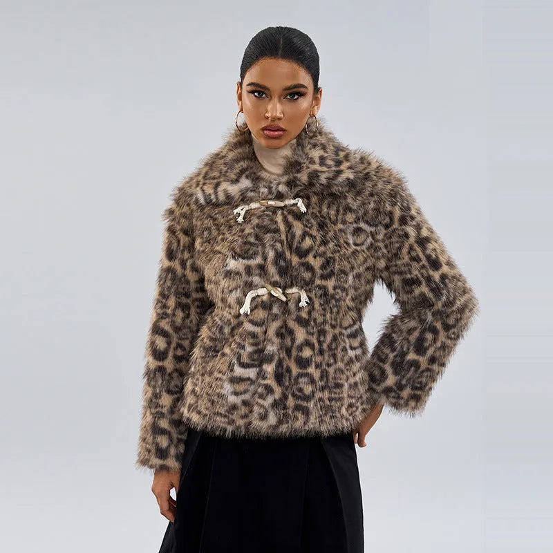 Leopard print women's coat with buckle collar closure and regular sleeves