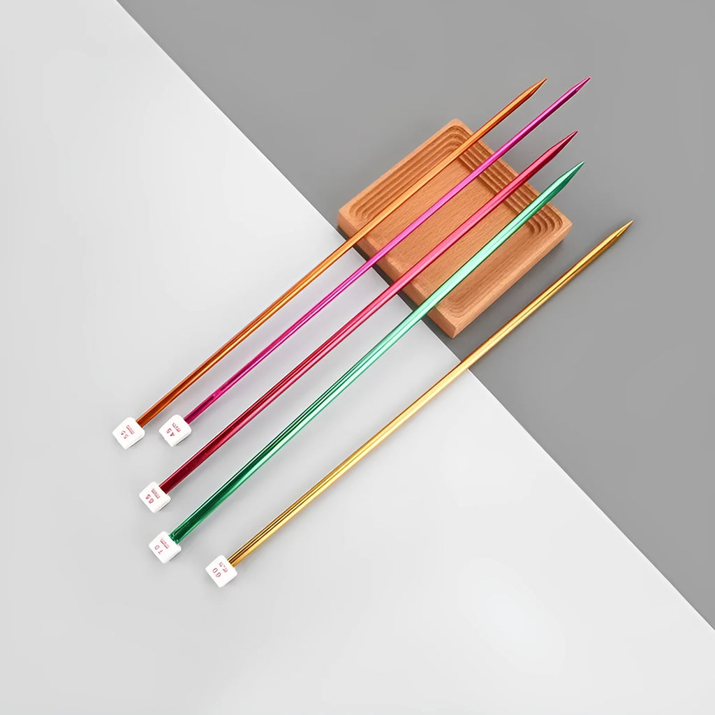 Aluminium crochet hook set with 15 sizes from 2.0mm to 10.0mm, each with protective metal caps