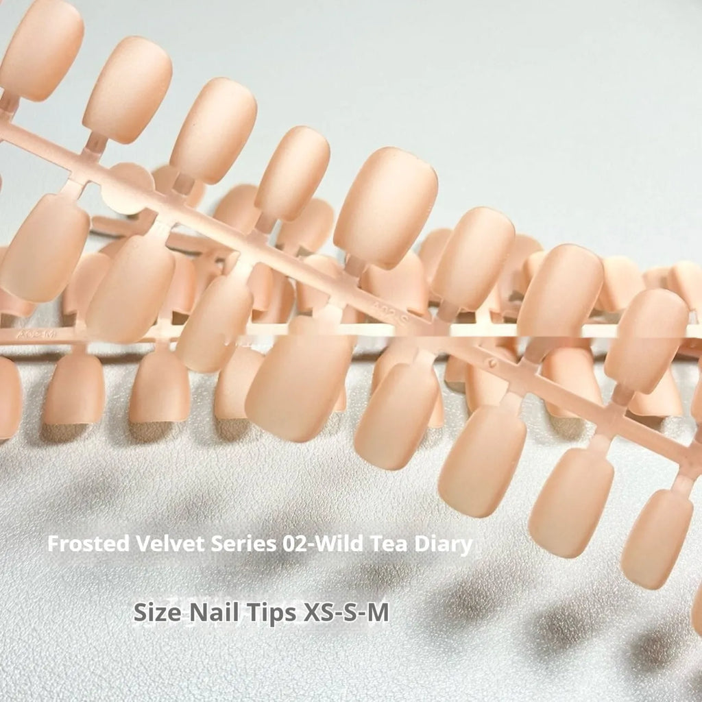 Frosted velvet Cat's Eye Aurora effect press-on artificial nails for short ladder shapes on a display card.