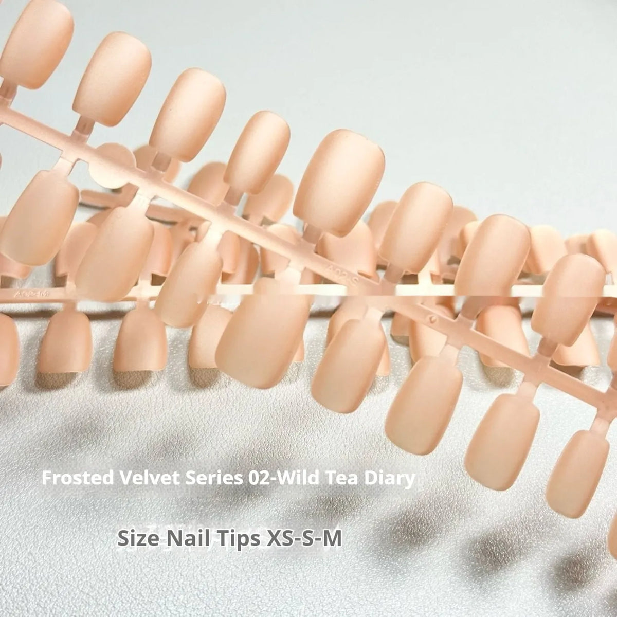 Frosted velvet Cat's Eye Aurora effect press-on artificial nails for short ladder shapes on a display card.