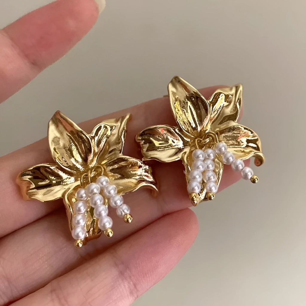 Golden H1795 pearl flower earrings for women with floral design and Seiko-treated metal components.