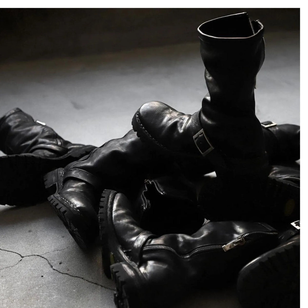 Black men's retro Martin boots with round toe and side zipper closure made of microfiber